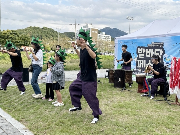 함안군의 생생 국가유산 사업 ‘함안 한국새(K.hamanensis) 다시 날다’의 축제형 프로그램 ‘선사(先史) 발바닥 페스타’가 성황리에 종료됐다고 11일 밝혔다.