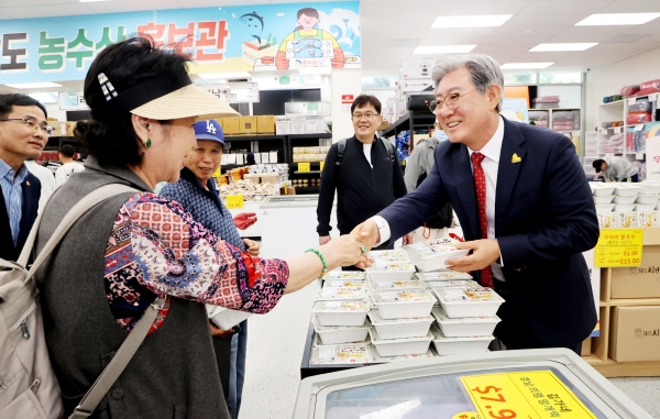 의령군이 해외 농특산물 상설매장 개설을 발판 삼아 올해 연간 수출 목표액을 역대 최고치인 500만 달러로 확정하고 수출업체의 물류·해외인증·마케팅 등의 수출 활동을 총력 지원하기로 했다.