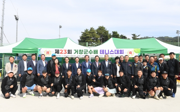 거창군은 지난 9일부터 13일(10일 제외)까지 4일간 거창스포츠파크 전천후 테니스장을 비롯한 5개 장소에서 ‘제8회 거창사과배 전국동호인 테니스대회’와 ‘제23회 거창군수배 테니스대회’를 성황리에 개최했다고 14일 밝혔다.