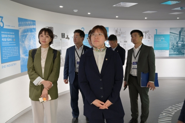 장미란 문화체육관광부 제2차관이 14일 진주시를 찾아 남부권 광역관광개발 통합협의체 출범식에 참석하고, 경남 ‘K-거상 관광 루트 개발사업’의 주요 사업지인 진주 K-기업가정신센터 등을 직접 방문했다.