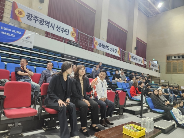 고성군(군수 이상근)은 장미란 문화체육관광부 차관이 12일 제105회 전국체육대회(이하 전국체전)가 개최되고 있는 고성군 국민체육센터 경기장을 방문하여 핸드볼, 역도 경기를 관람한 후 현장에서 선수 및 지도자 등을 격려하였다고 전했다.