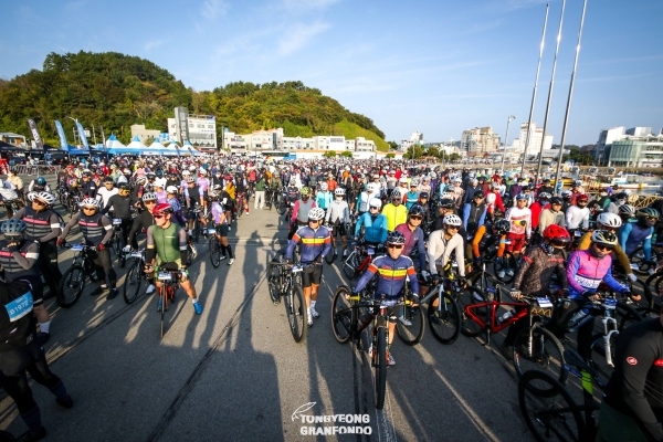 통영시(시장 천영기)에서 자전거 동호인들의 대축제 ‘2024 통영 그란폰도 대회’가 오는 19일 도남동 트라이애슬론 광장 및 통영시 일원에서 개최된다.