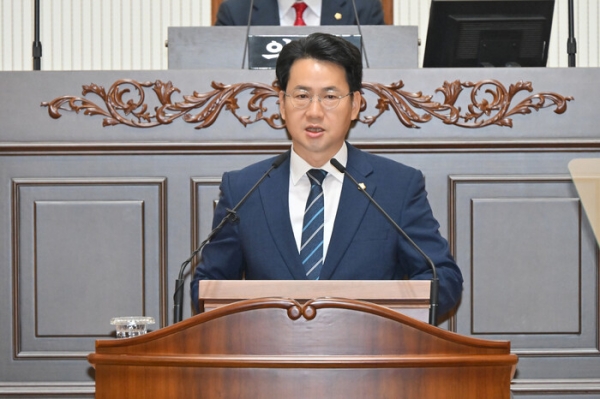 윤성관 진주시의원이 5분 자유발언을 통해 진주시 상평일반산업단지를 미래지향적으로 발전시키려면 노후산단 재생사업 활성화구역과 업종특례지구 지정을 적극 추진해야 한다고 주장했다.