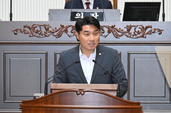 신현국 진주시의원은 17일 임시회 본회의 5분 자유발언을 통해 공동주택 지하에 몰려 있는 충전시설에 대한 안전성 확보에 지자체가 나서야 한다고 말했다.