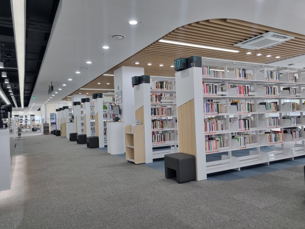 사천시는 지역 주민들의 편의를 고려해 사천시립도서관의 운영시간을 평일 밤 10시까지로 확대 연장한다고 18일 밝혔다.