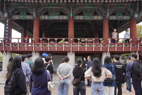 진주시는 2024 진주 건축문화제의 부대행사로 지난 17~8일 80여 명의 시민과 함께하는 ‘건축박사와 함께하는 진주 건축여행’을 진행했다고 밝혔다.
