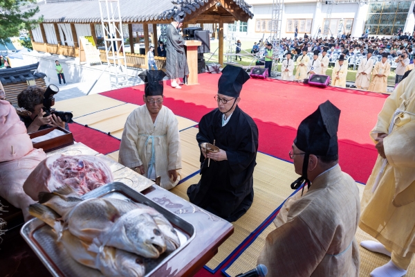 권진회 경상국립대학교(GNU) 총장은 19일 산청군 시천면 한국선비문화연구원에서 개최한 ‘제48회 남명 선비문화 축제’ 초헌관으로 참례했다.
