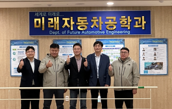 경상국립대학교(GNU·총장 권진회) 미래자동차공학과(학과장 김해지)는 지난 18일 가좌캠퍼스 ICT 융합센터에서 ‘경상국립대학교 미래자동차공학과-한국교통안전공단-몽골 도로교통정책국(MRT)-몽골 도로교통센터(NRTC) 간 기술교류회’를 개최했다.