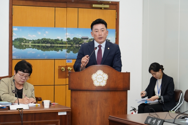 정용학 진주시의원이 대표 발의한 ‘진주시 출산친화도시 조성에 관한 조례’ 제정안이 18일 시의회 임시회 소관 상임위에서 원안 통과되면서 무장애도시, 고령·여성·아동친화도시 등 복지 인권 사각지대 없는 살기 좋은 도시로 한 단계 거듭나겠다는 진주시의 의지에 힘을 실었다.