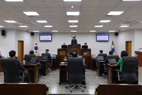 산청군의회는 21일 제2차 본회의를 끝으로 6일간의 제300회 임시회를 마무리했다.