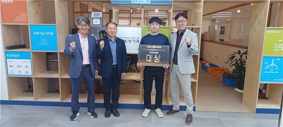 진주폴리텍대학(학장 하정미)은 (사)3D프린팅산업협회 주최한 ‘2024 제9회 3D프린팅 비즈콘(BIZCON) 경진대회’에서 에너지산업설비과(구 산업설비과)와 스마트 전기과 학생팀이 각각 대상인 산업통상자원부장관상과 과학기술정보통신부장관상을 수상하는 영예를 안았다.