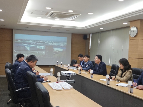 임철규 경남도의원(국민의힘, 사천1)은 21일 도내 우주항공관련 기업인 에스앤케이항공(주), 청우중공업(주), 켄코아에어로스페이스(주) 등을 방문하여 현장을 둘러보고 기업애로 사항을 청취하는 등 현장 기업과의 소통을 이어가고 있다.