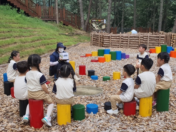 진주시는 11월 1일부터 하모 유아숲체험원 개장하고 진양호 우드랜드 뒤편 산을 활용한 유아숲 프로그램 운영을 시작한다.