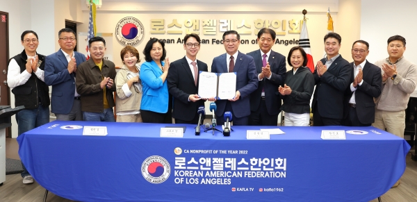 함양군 미국 시장개척단이 애틀랜타 메가마트 판촉 행사를 성황리에 마치고 23일 로스앤젤레스로 넘어가 미국 서부에서 시장 개척 활동을 펼치고 있다.