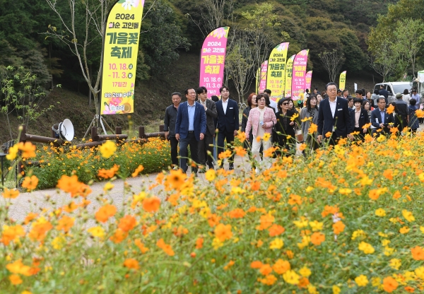 거창군은 25일 자매도시인 전남 화순군의 초청으로 ‘2024년 화순 고인돌 가을꽃 축제’에 구인모 거창군수를 비롯한 거창군여성단체협의회 회원, 관계 공무원 등 30여 명이 함께 방문했다.