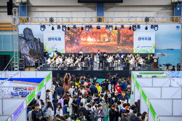 남해군(군수 장충남)과 남해교육지원청(교육장 오은숙)이 공동으로 추진하는 ‘2024년 보물섬 남해교육공동체 행복축제’가 지난 24일 남해실내체육관에서 개최되었다.