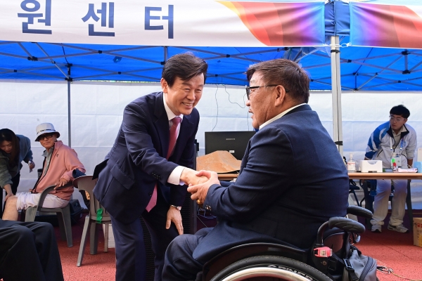 조규일 진주시장은 29일 제44회 전국장애인체육대회(이하 전국장애인체전)가 진행 중인 론볼(모덕체육공원 론볼경기장), 역도(진주실내체육관), 펜싱(경상국립대학교 체육관) 경기장을 방문해 선수단을 격려했다.