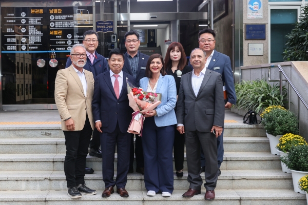 고성군(군수 이상근)은 국제 자매도시인 미국 글렌데일시 대표단이 10월 25일 고성군을 방문하여 1박 2일 일정을 소화하며 고성의 다양한 매력을 경험하고 뜻깊은 시간을 보내고 돌아갔다고 30일 밝혔다.