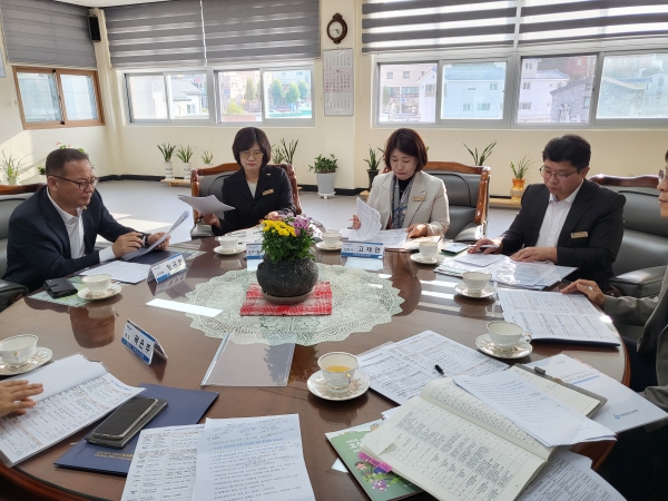 조례정비특별위원회(위원장 정규헌)가 지난 15일 ‘경상남도 마을교육공동체 활성화 지원에 관한 조례’를 폐지한 가운데, 정규헌 경남도의원은 29일 의령과 고성을 방문하여 교육지원청 및 지방자치단체 사업 관계자, 마을 강사 등을 만나 미래교육지구 사업에 대해 논의했다.