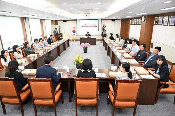 최학범(국민의힘, 김해1) 경상남도의회 의장은 30일 도의회 2층 의정회의실에서 의회사무처 5급 직원 20명과 함께 자유롭게 소통하는 도시락 오찬 간담회를 개최하였다.