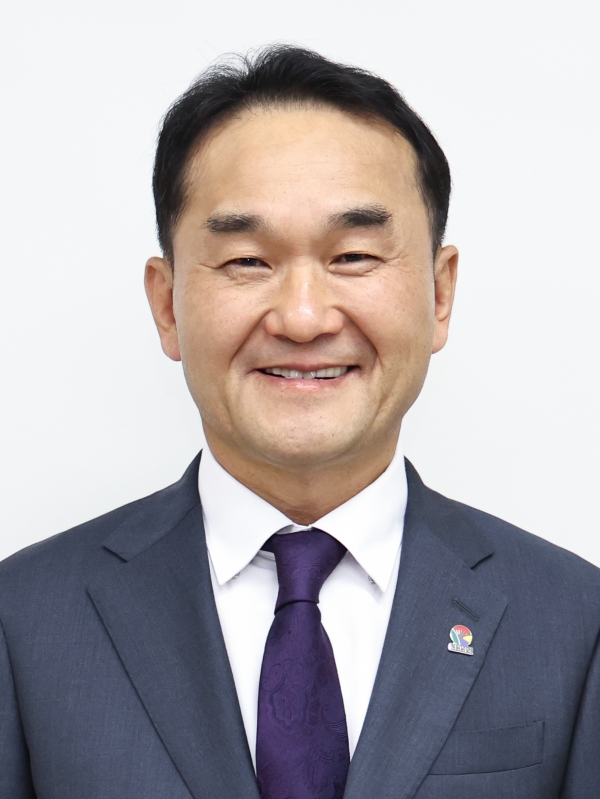 경남도는 1일 현재 공석인 정무특별보좌관(전문임기제 가급, 2급상당)에 엄용수 전 밀양시장을 임용한다고 밝혔다.