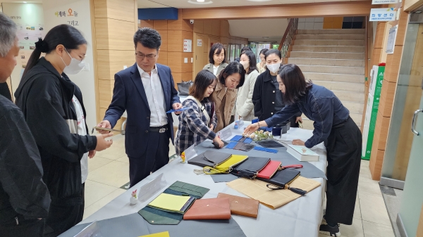 진주폴리텍대학(학장 하정미)은 1일 여성재취업과정 교육생들과 함께 지역사회를 위한 '희망더하기 자선바자회'를 개최했다.