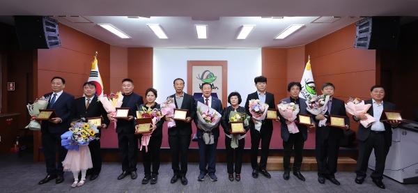 함안군은 4일 정례조회에서 군민의 모범이 되는 12명의 유공자에게 ‘군민 으뜸상’ 표창을 수여했다.