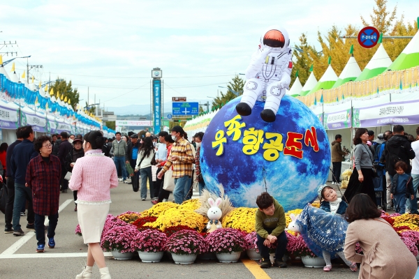 사천시농업한마당축제추진위원회(추진위원장 조윤환)가 주최·주관하고 사천시가 후원한 '제16회 사천시농업한마당축제'가 지난 1일부터 3일까지 사천시청 노을광장 일원에서 성황리에 개최됐다.
