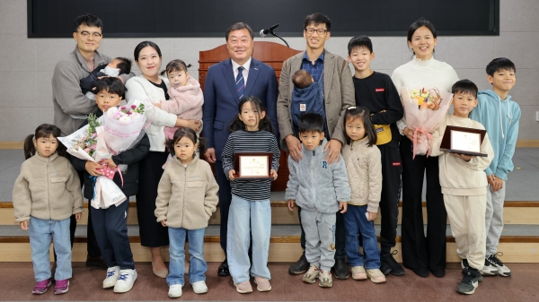 아이 한명 낳아 기르기도 힘든 현대사회 속에서도 합천군은 최근 여섯째 아이를 출산한 산모가 두 명 탄생해 주위의 축하와 함께 지역사회에 새로운 활기를 불어넣고 있다.
