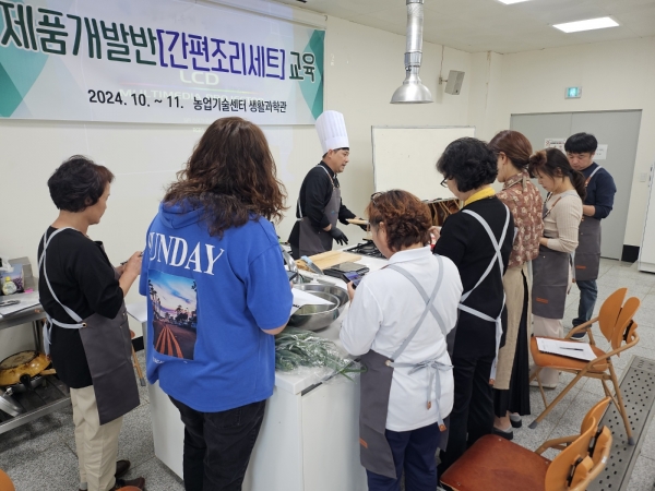 고성군(군수 이상근)은 5일 고성군농업기술센터에서 지역농‧수산물을 활용한 제품개발반(간편조리세트) 교육 수료식을 개최했다고 6일 밝혔다.