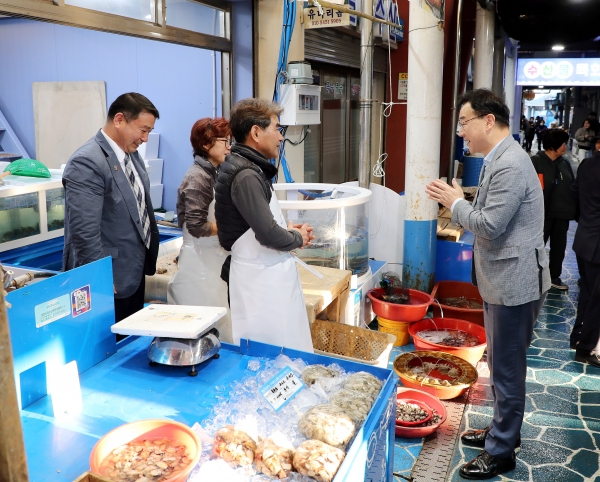 하동군 진교공설시장 내 수산물 특화거리가 조성된다.