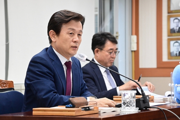 진주시는 7일 시청 5층 상황실에서‘사천·진주 협력(행정통합 등)방안 연구용역’ 최종보고회를 개최했다고 밝혔다.