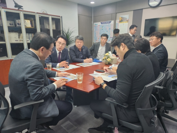 박동식 사천시장은 7일 국회를 방문해 사천시 현안사업과 정부예산안에 미반영된 사업에 대한 예산 반영 협조를 구하기 위해 세일즈 행정을 펼쳤다.