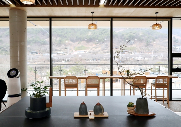 하동야생차문화센터 내 1층에 자리 잡은 ‘티 카페(tea cafe) 하동’은 탁 트인 전망과 넓은 공간에서 다양한 차를 맛볼 수 있다.