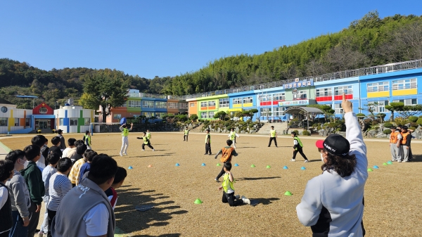 산청교육지원청(교육장 김덕현)은 학생들의 체력 향상과 지역 학교 간의 스포츠 교류를 통한 리더십과 호연지기 함양을 위해 '산청교육장배 학교스포츠클럽대회'를 11~13일 운영하고 있다.