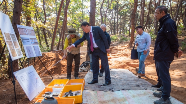 합천군은 세계유산 옥전고분군 발굴조사에서 귀걸이와 큰칼 등 70여기의 유구를 확인했다고 13일 밝혔다.