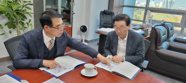 장충남 남해군수는 지난 12일∼13일 이틀 동안 대한민국 국회를 방문해 박정 국회 예산결산특별위원장, 서천호 국회의원 등 5명의 의원들과 두루 면담하고 현안사업과 증액사업에 대한 적극적인 협조를 요청했다.