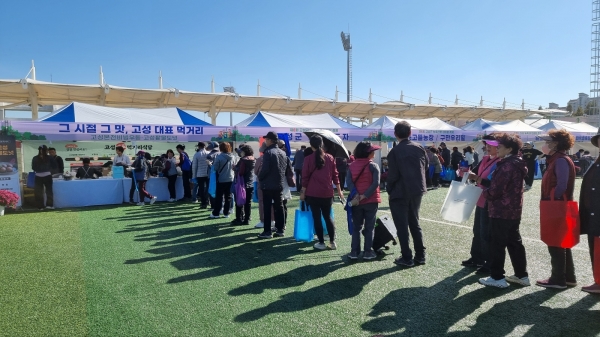 고성군(군수 이상근)은 11~12일 양일간 제8회 고성군 농축산물 한마당축제에서 고성대표먹거리 홍보를 위한 시식행사를 인기리에 마무리했다고 14일 밝혔다.