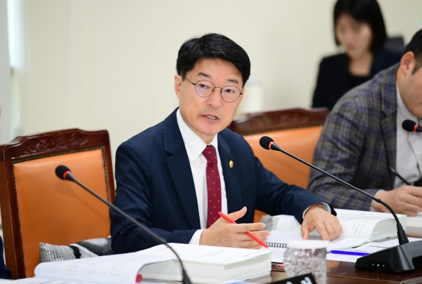 경상남도의회 문화복지위원회 김순택(국민의힘, 창원15) 의원은 14일, 경상남도 보건의료국 대상 2024년 행정사무감사에서 경남의 응급의료지원단과 응급의료상황실 운영의 내실화를 주문했다.