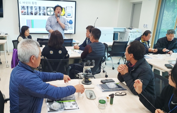 경상국립대학교(GNU·총장 권진회)는 지난 16일 지리산학술림에 조성한 개방형 복합문화공간(산울림 등)에서 ‘2024 지역사회 개방형 산림 현장교육-임산버섯 체험교실’을 마련했다.