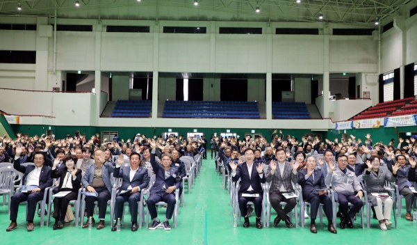 전국이통장연합회 하동군지회(지회장 김회윤)가 지난 15일 하동실내체육관에서 ‘2024년 하동군 이장 한마음대회’를 개최했다고 18일 밝혔다.