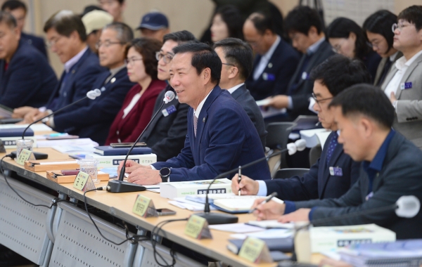 거창군은 19일부터 21일까지 3일간 군청 대회의실에서 각계각층의 군민 100여 명을 초청해 2024년 군정 주요성과와 공약사업을 공유하고, 2025년도 거창군의 역점·신규사업에 대해 군민들의 의견을 청취하는 ‘2025년 군정 주요업무계획 군민초청 열린보고회’를 개최한다.
