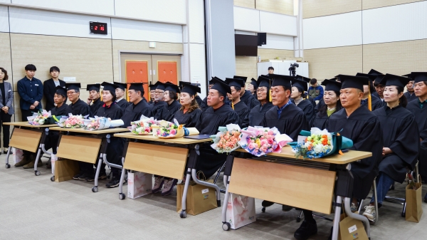 합천군(군수 김윤철)은 20일 오후 2시 황가람 농업농촌활력센터에서 수료생과 관계자 70명이 참석한 가운데 ‘제18기 새 합천 미래농업대학’ 수료식을 가졌다.