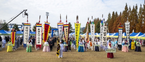 함안군은 지난 19일부터 20일까지 함주공원 다목적잔디구장에서 개최된 제42회 경상남도 민속예술축제를 성황리에 마쳤다고 밝혔다.