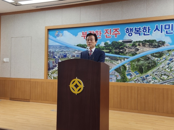 진주시는 내년도 본예산을 전년도보다 367억 원 감소한 1조 8051억 원 규모로 편성해 21일 시의회에 제출했다.