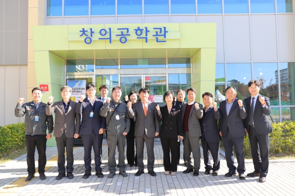 진주폴리텍대학은 이철수 학교법인 한국폴리텍 이사장이 지난 22일 한국폴리텍대학 진주캠퍼스를 방문했다고 밝혔다.