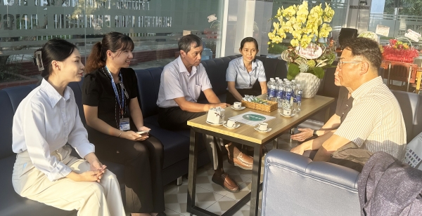 경상국립대학교는 11월 16~21일 우수 해외 유학생을 유치하기 위해 베트남을 방문하여 하노이와 호치민에서 열린 한국유학박람회에 참가하고, 관련 기관들을 방문하여 대학의 홍보활동을 펼쳤다. (사진=베트남 껀터대 방문)