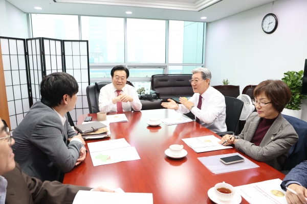 오태완 의령군수가 21~22일 국회와 중앙부처를 찾아 내년도 국가 예산 확보와 현안 사업 관철을 위한 광폭 행보를 이어갔다.