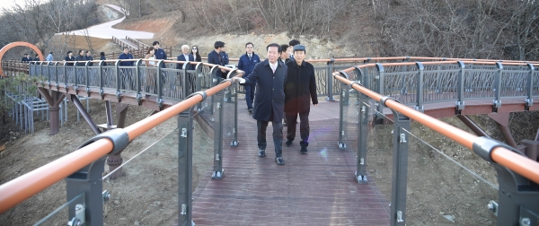 거창군은 22일 구인모 거창군수와 이재운 군의회 의장, 신종학 노인회장, 유병호 경남지체장애인협회 거창군지회장 등 150여명이 참석한 가운데 감악산 무장애 나눔길 개통식을 개최하였다.