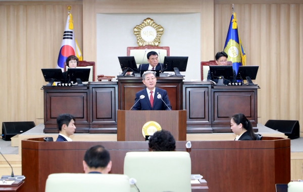 의령군이 25일 내년도 예산안을 역대 최대 규모인 5223억원 규모로 편성해 군의회에 제출했다.